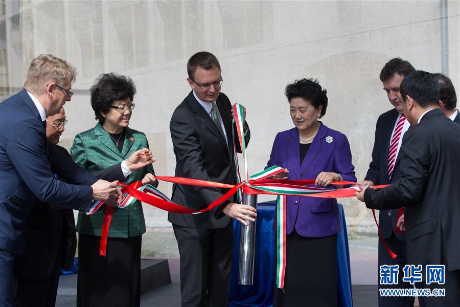 6月18日，在匈牙利布達(dá)佩斯，中國(guó)國(guó)務(wù)院副總理劉延?xùn)|在考察匈牙利塞梅爾維斯醫(yī)科大學(xué)時(shí)為健康學(xué)院新教學(xué)樓奠基。中國(guó)國(guó)務(wù)院副總理劉延?xùn)|18日在布達(dá)佩斯考察匈牙利塞梅爾維斯醫(yī)科大學(xué)并出席中匈中醫(yī)藥教育合作系列活動(dòng)。 新華社發(fā)（弗爾季&middot;奧蒂洛攝） 