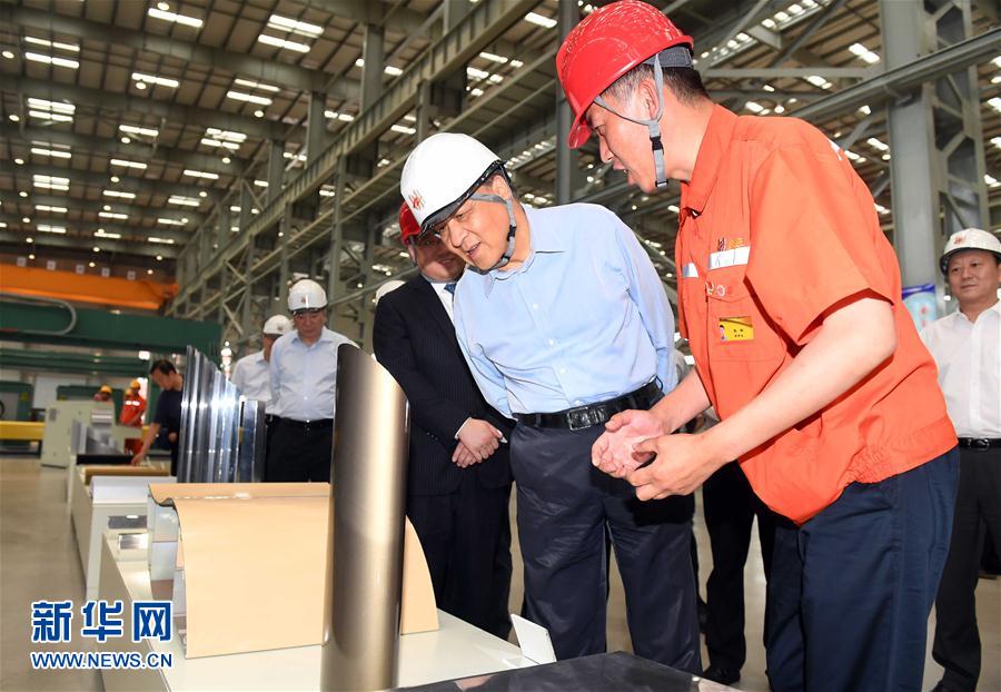 6月22日至24日，中共中央政治局常委、中央書記處書記劉云山在遼寧調(diào)研。這是6月22日，劉云山在營口市忠旺鋁業(yè)公司調(diào)研。 新華社記者張鐸 攝