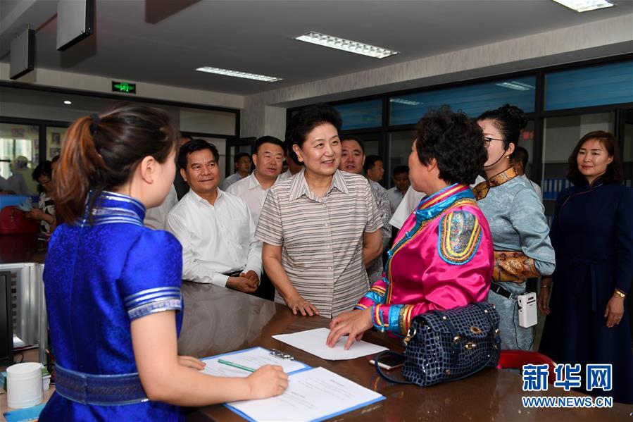 6月25日，全國民族團(tuán)結(jié)進(jìn)步創(chuàng)建經(jīng)驗(yàn)交流現(xiàn)場會(huì)在內(nèi)蒙古興安盟召開，中共中央政治局委員、國務(wù)院副總理劉延?xùn)|出席會(huì)議并講話。在內(nèi)蒙古期間，劉延?xùn)|考察內(nèi)蒙古人民代表會(huì)議舊址即&ldquo;五一會(huì)址&rdquo;，深入社區(qū)看望各族干部群眾。這是劉延?xùn)|在興安盟科右前旗興科社區(qū)與群眾交談。新華社記者 陳曄華 攝