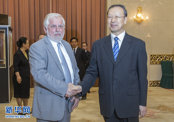 6月28日，中共中央書記處書記、全國政協(xié)副主席、中國經(jīng)濟社會理事會主席杜青林在北京會見歐盟經(jīng)濟社會委員會主席達西斯。 新華社記者 崔新鈺 攝