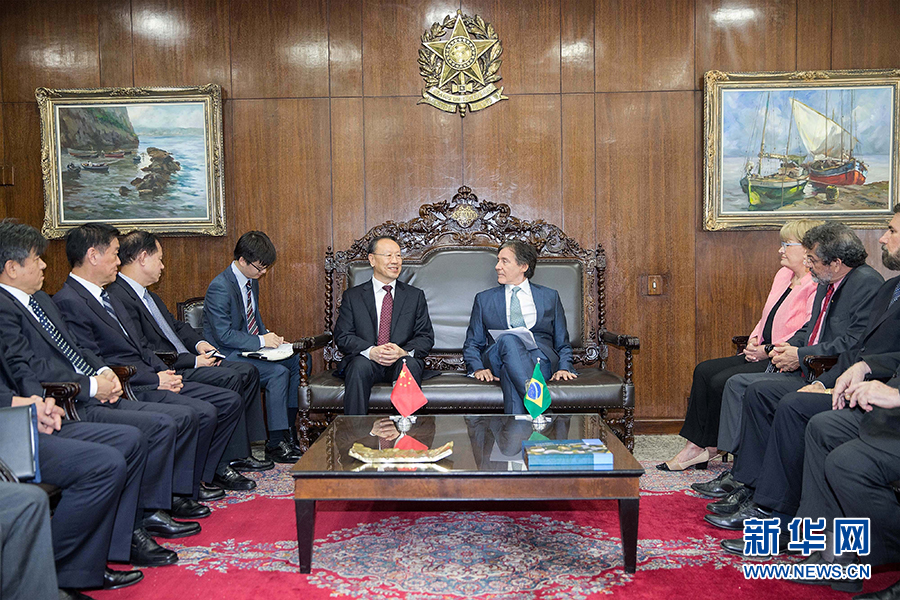 7月11日，在巴西首都巴西利亞，中共中央書記處書記、全國政協(xié)副主席杜青林（中左）會(huì)見巴西參議院議長歐尼西奧&middot;奧利維拉（中右）。新華社記者李明攝