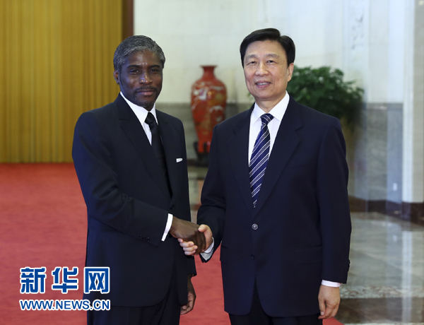 7月13日，中國國家副主席李源潮在北京人民大會堂與赤道幾內(nèi)亞副總統(tǒng)曼格會談。 新華社記者 謝環(huán)馳 攝