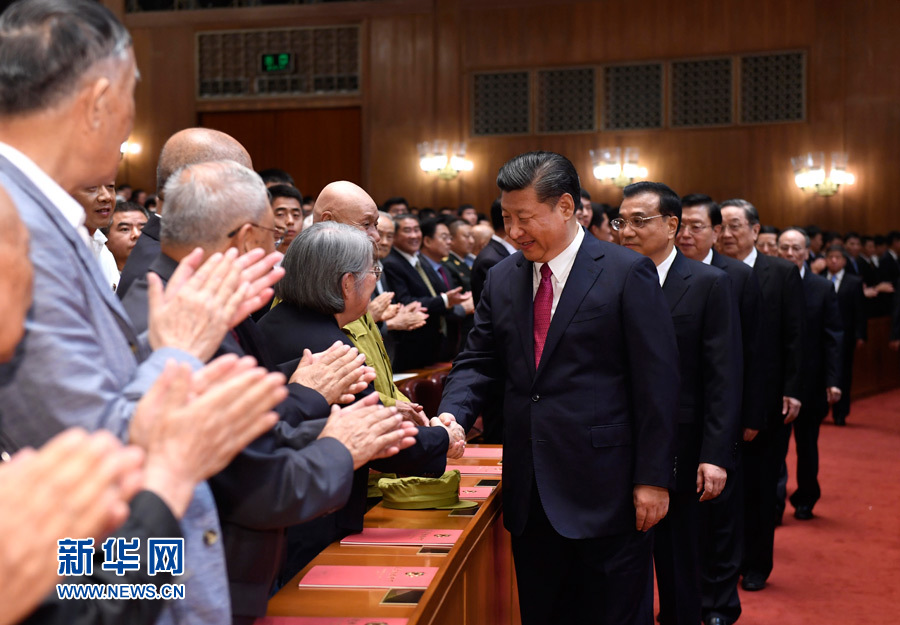 7月28日，慶祝中國人民解放軍建軍90周年文藝晚會《在黨的旗幟下》在北京人民大會堂舉行。中共中央總書記、國家主席、中央軍委主席習(xí)近平和李克強(qiáng)、張德江、俞正聲、劉云山、王岐山、張高麗等黨和國家領(lǐng)導(dǎo)人，與首都3000多名各界群眾一起觀看演出。演出開始前，習(xí)近平等與老戰(zhàn)士、老同志代表和&ldquo;八一勛章&rdquo;獲得者親切握手。新華社記者 李學(xué)仁 攝