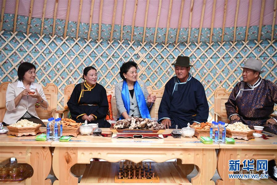 8月10日，中共中央政治局委員、國務院副總理、中央代表團副團長劉延東率中央代表團二分團來到呼倫貝爾，把以習近平同志為核心的黨中央的親切關懷和全國人民的美好祝福帶給當?shù)馗髯甯刹咳罕?。這是劉延東在呼倫貝爾市陳巴爾虎旗與當?shù)啬撩裼H切交談。新華社記者 連振 攝