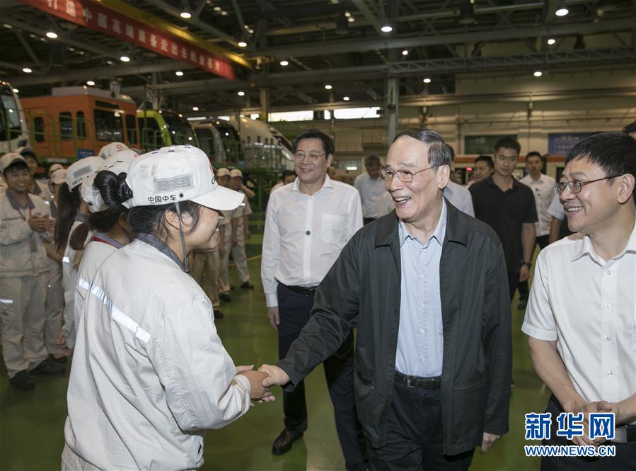 9月3日至5日，中共中央政治局常委、中央紀委書記、中央巡視工作領導小組組長王岐山在湖南省調(diào)研并主持召開巡察工作座談會。這是9月4日，王岐山到中國中車株洲電力機車有限公司考察。新華社記者 王曄 攝
