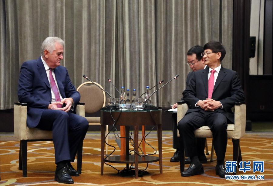 9月11日，在塞爾維亞首都貝爾格萊德，習(xí)近平主席特使、中共中央政治局委員、中央政法委書記孟建柱（右）會(huì)見塞爾維亞前總統(tǒng)尼科利奇（左）。新華社記者王慧娟攝