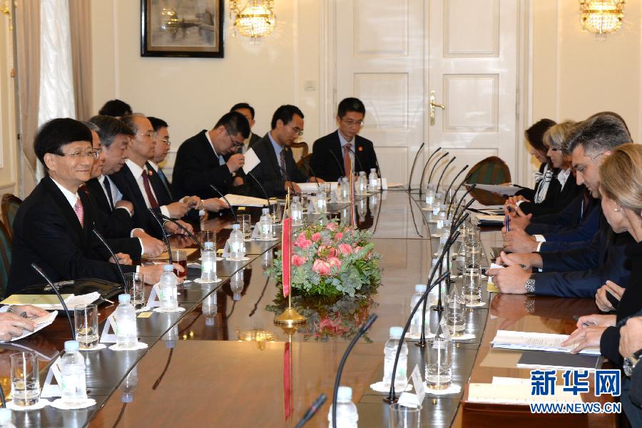 9月12日，克羅地亞總理普連科維奇（右二）在首都薩格勒布會(huì)見到訪的習(xí)近平主席特使、中共中央政治局委員、中央政法委書記孟建柱（左一）。新華社記者高磊攝