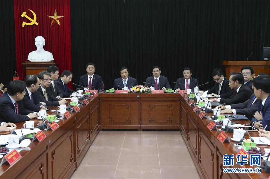 應(yīng)越南共產(chǎn)黨邀請(qǐng)，中共中央政治局常委、中央書(shū)記處書(shū)記劉云山9月18日至19日對(duì)越南進(jìn)行正式訪問(wèn)。這是9月19日，劉云山在越共中央政治局委員范明政陪同下考察胡志明國(guó)家政治學(xué)院，并與曾赴華考察交流的越方學(xué)員代表進(jìn)行座談。 新華社記者龐興雷 攝