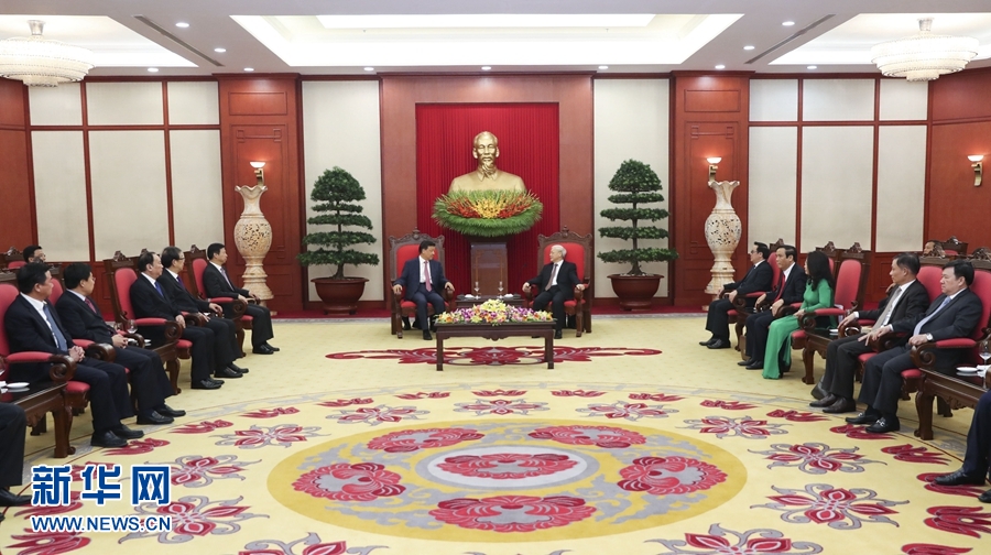 應(yīng)越南共產(chǎn)黨邀請(qǐng)，中共中央政治局常委、中央書(shū)記處書(shū)記劉云山9月18日至19日對(duì)越南進(jìn)行正式訪問(wèn)。這是9月18日，劉云山在河內(nèi)會(huì)見(jiàn)越共中央總書(shū)記阮富仲。 新華社記者 龐興雷 攝