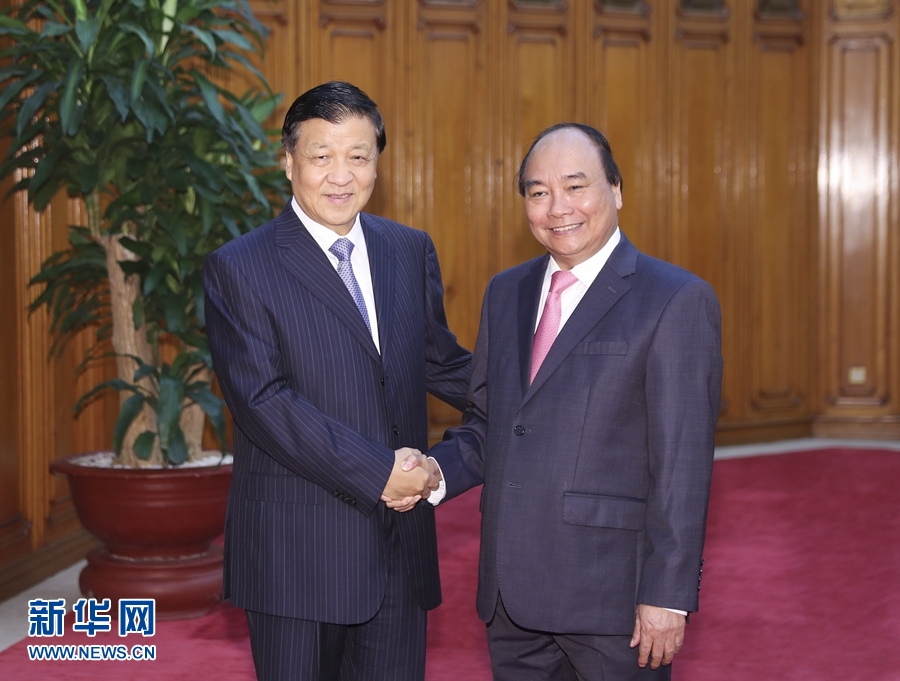 應(yīng)越南共產(chǎn)黨邀請(qǐng)，中共中央政治局常委、中央書(shū)記處書(shū)記劉云山9月18日至19日對(duì)越南進(jìn)行正式訪問(wèn)。這是9月19日，劉云山在河內(nèi)會(huì)見(jiàn)越南總理阮春福。 新華社記者 丁林 攝