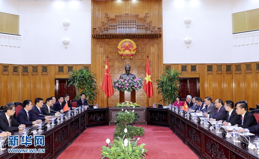 應(yīng)越南共產(chǎn)黨邀請(qǐng)，中共中央政治局常委、中央書(shū)記處書(shū)記劉云山9月18日至19日對(duì)越南進(jìn)行正式訪問(wèn)。這是9月19日，劉云山在河內(nèi)會(huì)見(jiàn)越南總理阮春福。 新華社記者 丁林 攝