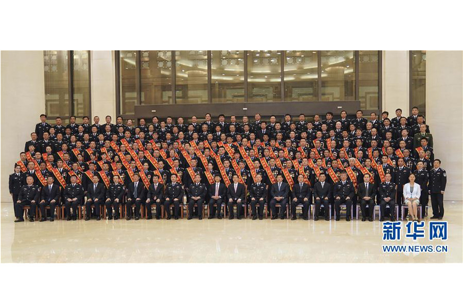 9月22日，&ldquo;熱血鑄劍&middot;丹心衛(wèi)民&rdquo;全國公安百佳刑警推選活動揭曉儀式在北京舉行。中共中央政治局委員、中央政法委書記孟建柱會見當(dāng)選民警并觀看揭曉儀式。國務(wù)委員、公安部部長郭聲琨參加會見并觀看揭曉儀式。新華社記者 殷剛 攝