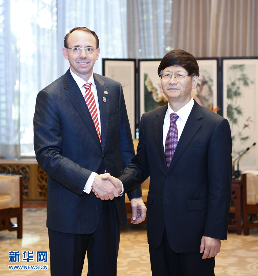 9月26日，中共中央政治局委員、中央政法委書記孟建柱在北京會(huì)見來(lái)華出席國(guó)際刑警組織第86屆全體大會(huì)的美國(guó)司法部常務(wù)副部長(zhǎng)羅森斯坦。新華社記者 張領(lǐng) 攝