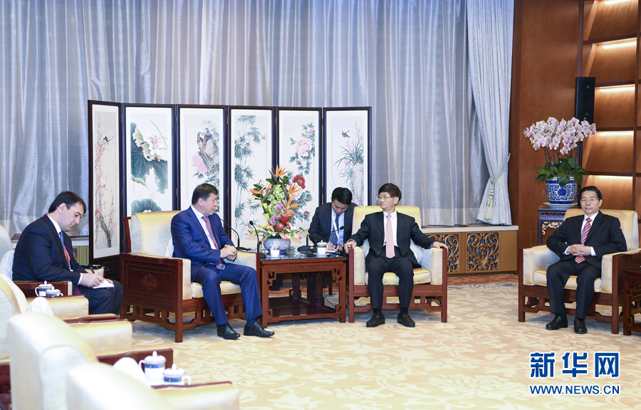 9月26日，中共中央政治局委員、中央政法委書記孟建柱在北京會(huì)見來(lái)華出席國(guó)際刑警組織第86屆全體大會(huì)的塔吉克斯坦內(nèi)務(wù)部長(zhǎng)拉希姆佐達(dá)。國(guó)務(wù)委員、公安部部長(zhǎng)郭聲琨參加有關(guān)會(huì)見。新華社記者 張領(lǐng) 攝