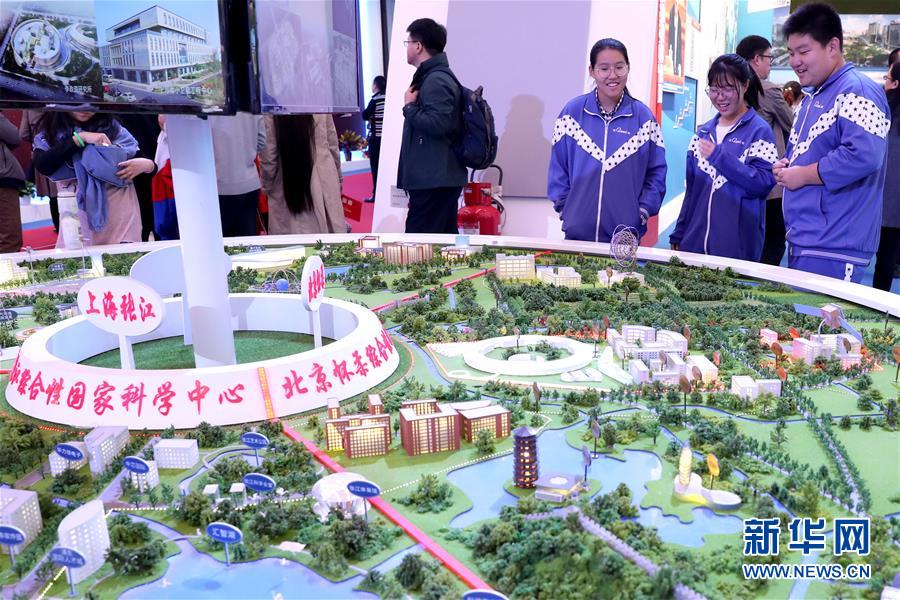 （十九大時(shí)光&middot;圖文互動(dòng)）（4）向著夢(mèng)想，奮進(jìn)！&mdash;&mdash;來(lái)自&ldquo;砥礪奮進(jìn)的五年&rdquo;大型成就展現(xiàn)場(chǎng)的報(bào)道 