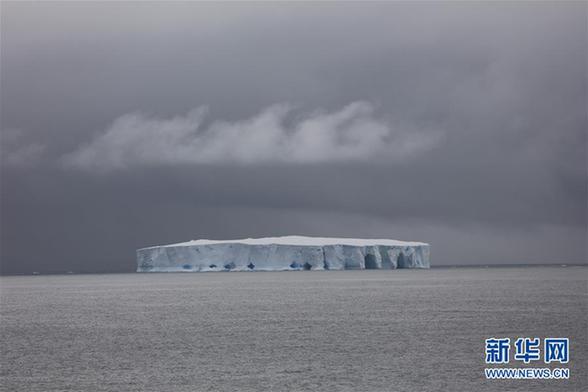 （圖文互動(dòng)）（2）專訪：在南極，最美的藍(lán)冰可能通向死亡&mdash;&mdash;中國南極科考隊(duì)員講述&ldquo;冰縫驚魂記&rdquo;