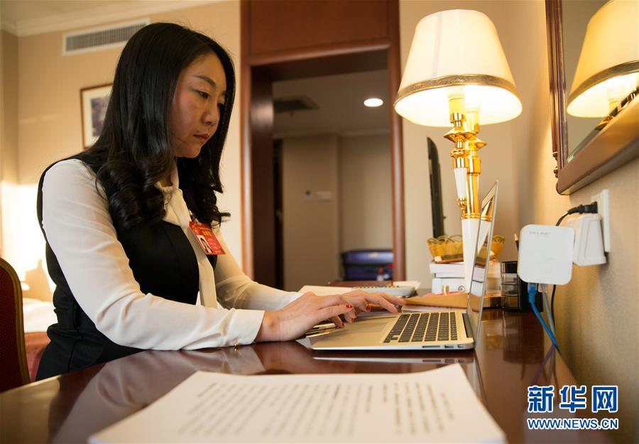 （兩會&middot;履職影像記）（1）張曉慶代表：不負重托 認真履職