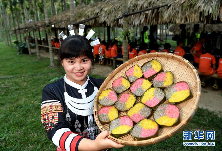 （社會）（2）海南貧困黎鄉(xiāng)&mdash;&mdash;小妹村：旅游扶貧將綠水青山打造成金山銀山(4)