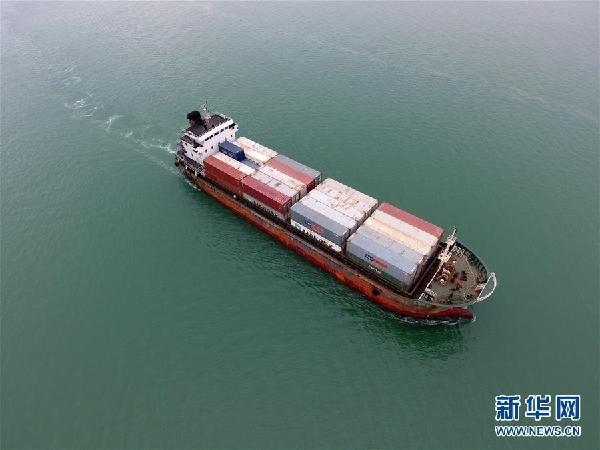 （在習(xí)近平新時(shí)代中國特色社會(huì)主義思想指引下&mdash;&mdash;新時(shí)代新氣象新作為&middot;圖文互動(dòng)）（2）大工業(yè)與白海豚&ldquo;共存共榮&rdquo;&mdash;&mdash;廣西欽州港深化改革開放構(gòu)建綠色發(fā)展高地