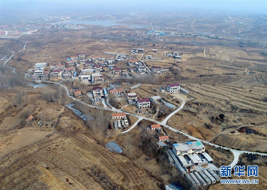 （在習(xí)近平新時(shí)代中國(guó)特色社會(huì)主義思想指引下&mdash;&mdash;新時(shí)代新氣象新作為&middot;四好農(nóng)村路&middot;圖文互動(dòng)）（1）路通 民富 心齊&mdash;&mdash;農(nóng)村道路升級(jí)激發(fā)基層向心力