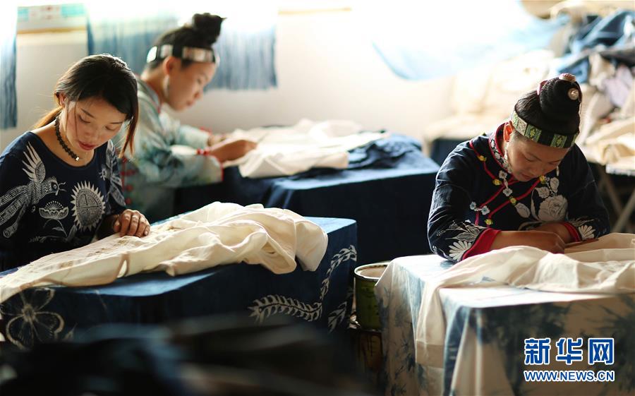 （社會）（1）貴州丹寨：&ldquo;指尖經(jīng)濟&rdquo;繪制脫貧藍圖