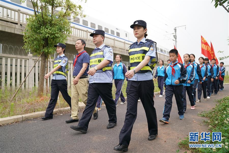 (社會)(1)孩子們的“紅領(lǐng)巾護(hù)路志愿隊”