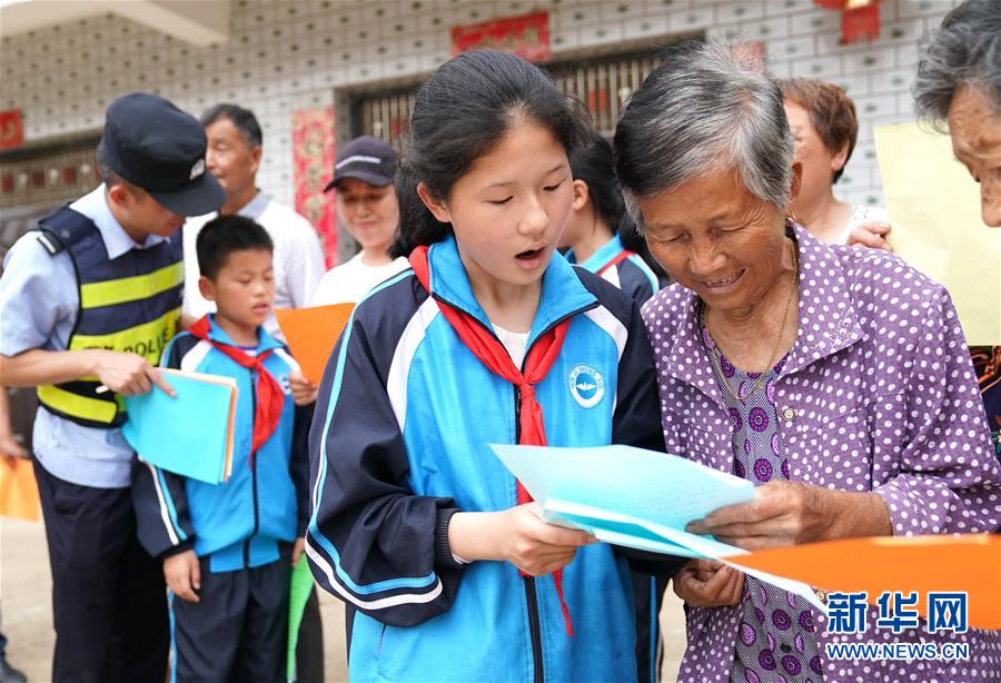 (社會(huì))(5)孩子們的“紅領(lǐng)巾護(hù)路志愿隊(duì)”