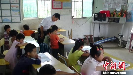 &ldquo;80后&rdquo;教師堅(jiān)守鄉(xiāng)村20年愿山里孩子有個快樂童年