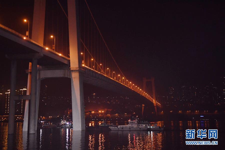 （重慶公交車墜江事故&middot;圖文互動）（4）夜幕降臨，重慶萬州公交客車墜江事故救援工作仍在進(jìn)行中