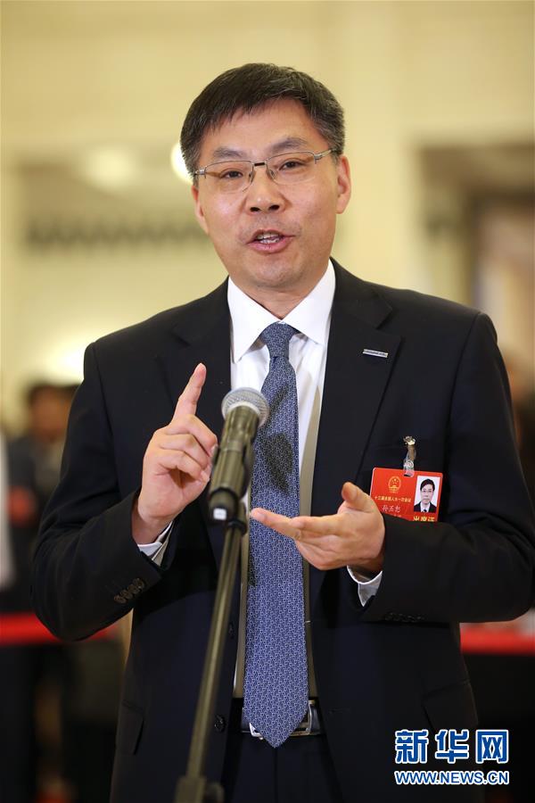 （兩會(huì)&middot;XHDW）（11）全國(guó)人大代表接受采訪