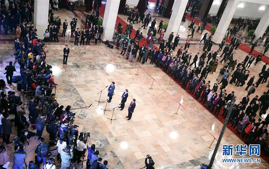 （兩會&middot;XHDW）（12）全國人大代表接受采訪