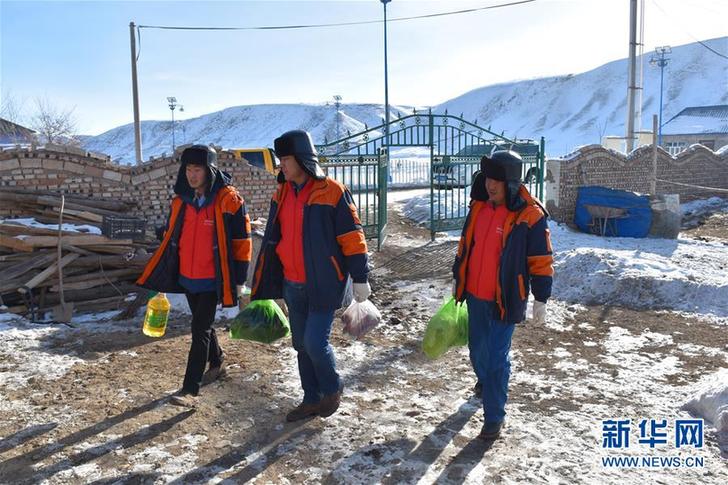 （新春走基層&middot;圖文互動(dòng)）（2）天山深處&ldquo;電小二&rdquo;：冰雪世界里最暖的一抹&ldquo;黃&rdquo;