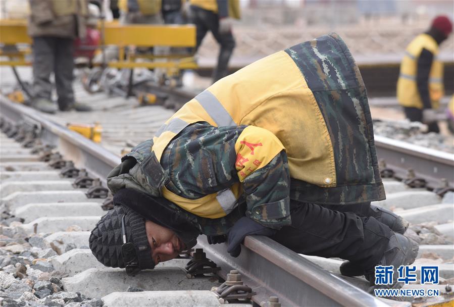 （新華全媒頭條&middot;圖文互動(dòng)）（7）他們是比鋼鐵還硬的漢子&mdash;&mdash;天路之巔看不見的&ldquo;軌枕&rdquo;