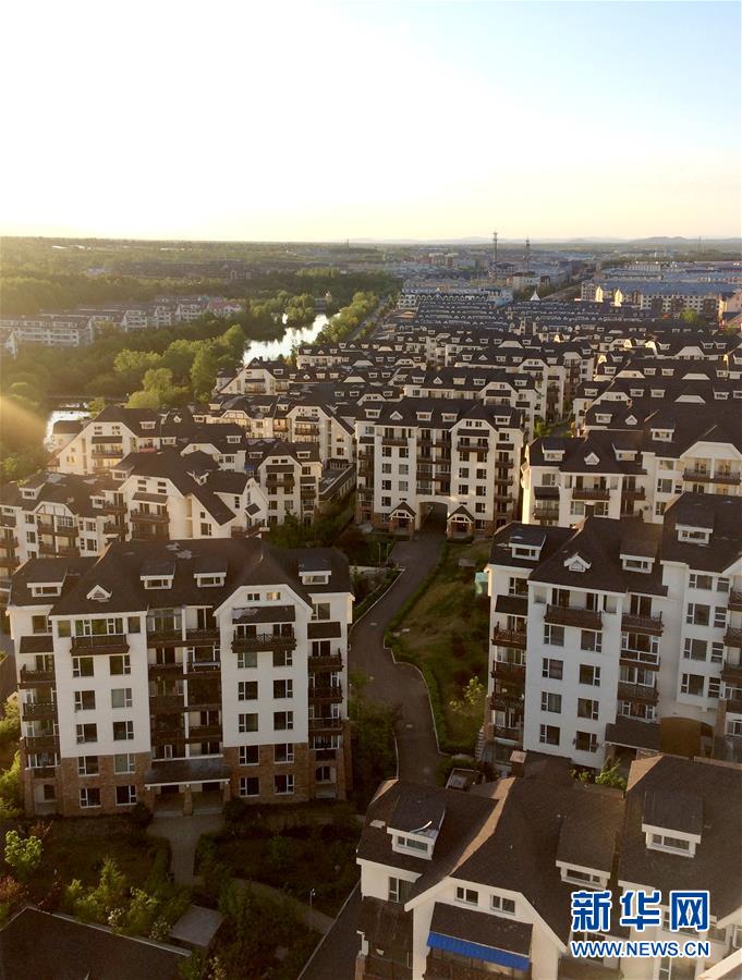 （在習(xí)近平新時代中國特色社會主義思想指引下&mdash;&mdash;新時代新作為新篇章&middot;圖文互動）（2）在這里，遇見&ldquo;詩和遠(yuǎn)方&rdquo;&mdash;&mdash;長白山下&ldquo;第一鎮(zhèn)&rdquo;的全域旅游實踐