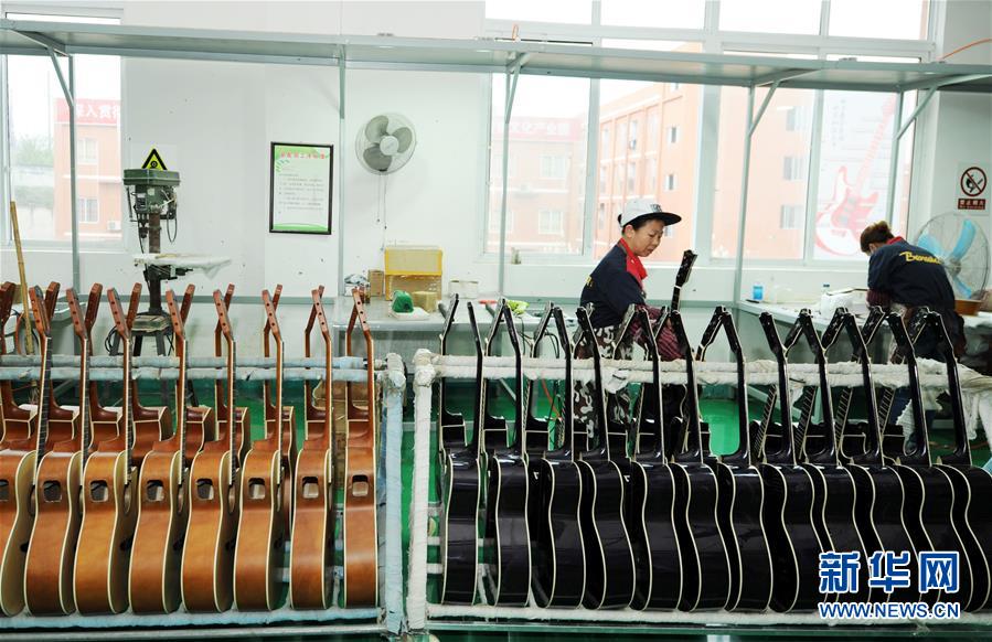 （在習(xí)近平新時(shí)代中國(guó)特色社會(huì)主義思想指引下&mdash;&mdash;新時(shí)代新作為新篇章&middot;圖文互動(dòng)）（2）貴州正安：吉他奏響發(fā)展&ldquo;神曲&rdquo;