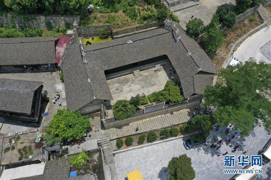 （壯麗70年&middot;奮斗新時代&mdash;&mdash;記者再走長征路&middot;圖文互動）（2）手捧棉被憶紅軍：走了那么多年，我們都念他們的好