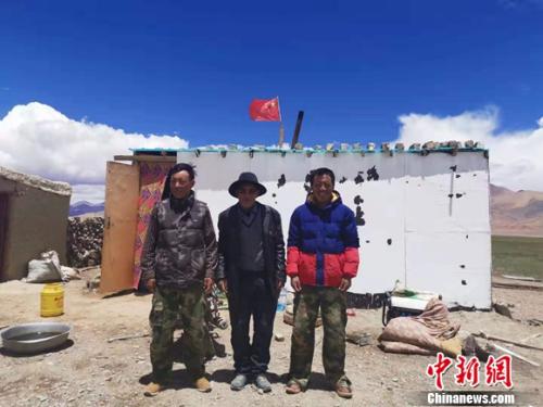 圖為黨確桑布和兩個兒子。 謝藝觀 攝