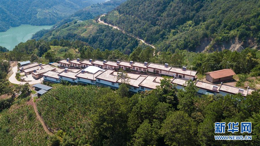 （在習(xí)近平新時代中國特色社會主義思想指引下&mdash;&mdash;新時代新作為新篇章&middot;總書記關(guān)心的百姓身邊事&middot;圖文互動）（1）&ldquo;四好農(nóng)村路&rdquo;：通向幸福，通向遠(yuǎn)方