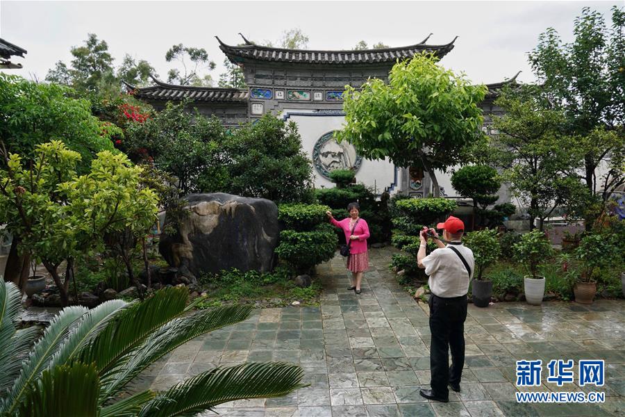 （在習(xí)近平新時(shí)代中國(guó)特色社會(huì)主義思想指引下&mdash;&mdash;新時(shí)代新作為新篇章&middot;總書(shū)記關(guān)心的百姓身邊事&middot;圖文互動(dòng)）（6）留住鄉(xiāng)愁 綻放新顏&mdash;&mdash;傳統(tǒng)村落保護(hù)激發(fā)鄉(xiāng)村活力