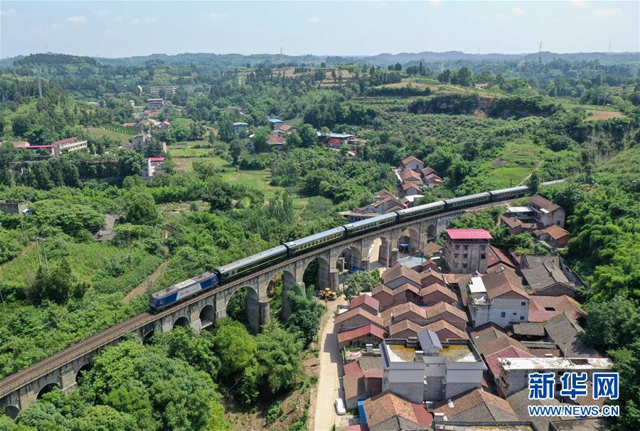 （壯麗70年&middot;奮斗新時代&mdash;&mdash;共和國發(fā)展成就巡禮）（3）人暢其行、貨暢其流&mdash;&mdash;共和國交通運(yùn)輸業(yè)發(fā)展成就巡禮