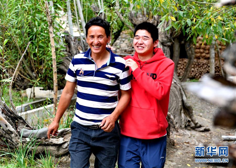 (在習(xí)近平新時(shí)代中國特色社會(huì)主義思想指引下——新時(shí)代新作為新篇章·總書記關(guān)心的百姓身邊事·圖文互動(dòng))(3)“我走進(jìn)大山,是為了讓你走出大山”——大學(xué)生支教故事