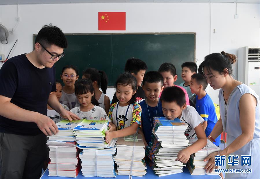 (新華全媒頭條·自信中國·70年啟示錄·圖文互動(dòng))(4)初心不改為人民——從壯闊70年看中國情懷