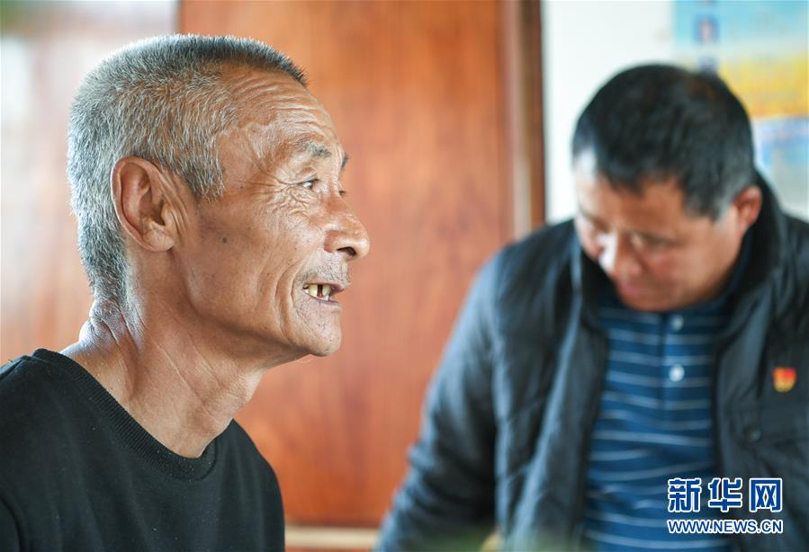 （在習(xí)近平新時(shí)代中國特色社會(huì)主義思想指引下&mdash;&mdash;新時(shí)代新作為新篇章&middot;總書記關(guān)心的百姓身邊事&middot;圖文互動(dòng)）（2）一本&ldquo;村官&rdquo;日記里的扶貧路&mdash;&mdash;小故事里的大情懷之四