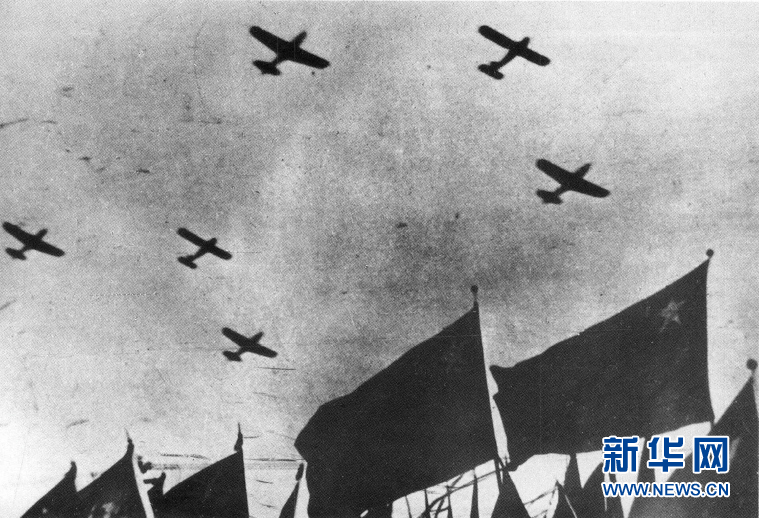 （新華全媒頭條&middot;人民空軍70年&middot;圖文互動）（1）陽光照耀奮飛的航程&mdash;&mdash;黨中央、中央軍委和習(xí)主席關(guān)心人民空軍建設(shè)發(fā)展紀(jì)實(shí)