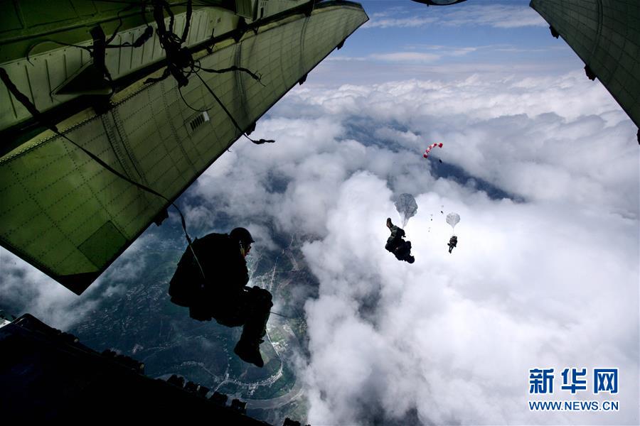 （新華全媒頭條&middot;人民空軍70年&middot;圖文互動）（12）陽光照耀奮飛的航程&mdash;&mdash;黨中央、中央軍委和習(xí)主席關(guān)心人民空軍建設(shè)發(fā)展紀(jì)實(shí)
