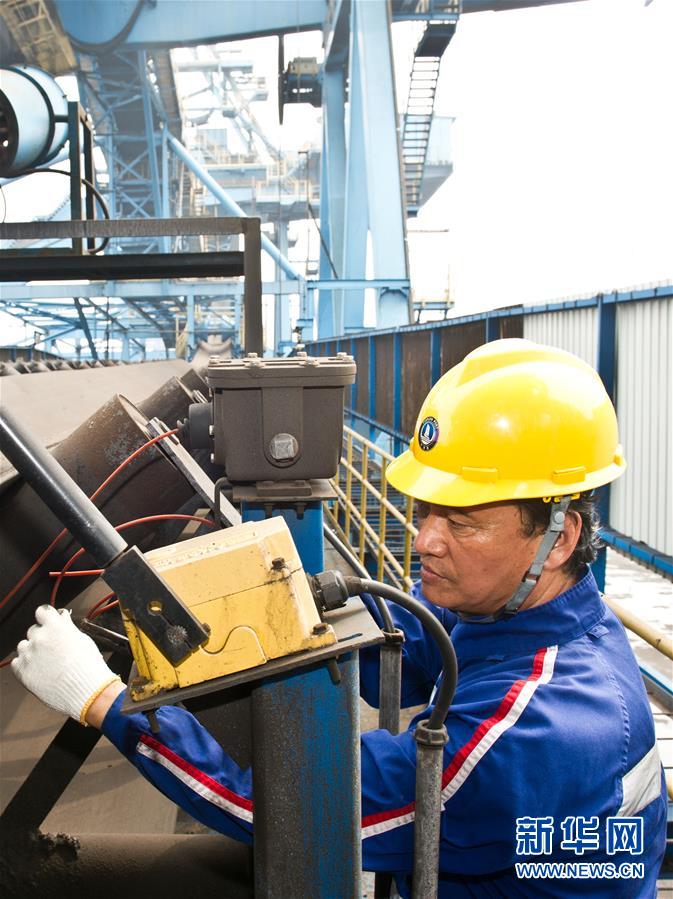 (愛國(guó)情 奮斗者·圖文互動(dòng))(1)錨定無悔奮進(jìn)的航向——記港口創(chuàng)新路上的“藍(lán)領(lǐng)專家”孔祥瑞