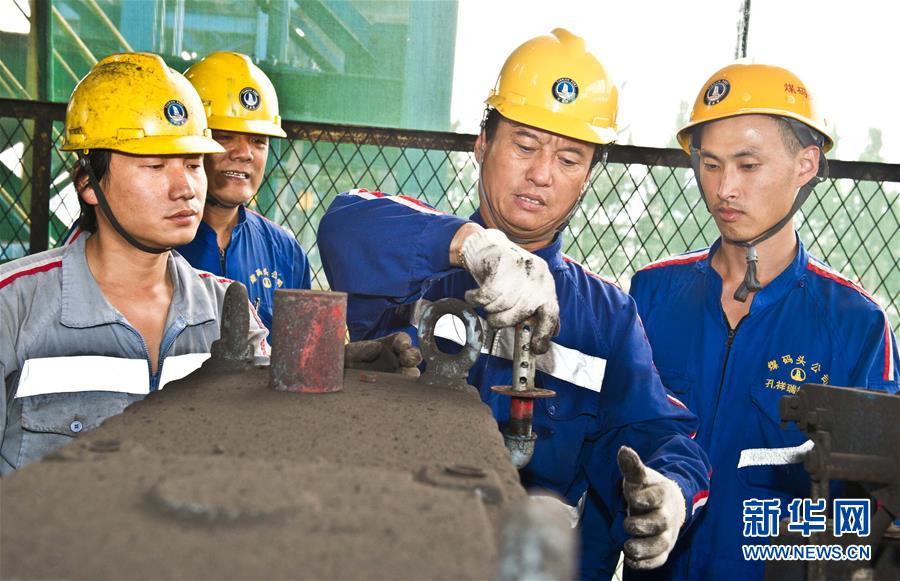 (愛國(guó)情 奮斗者·圖文互動(dòng))(2)錨定無悔奮進(jìn)的航向——記港口創(chuàng)新路上的“藍(lán)領(lǐng)專家”孔祥瑞