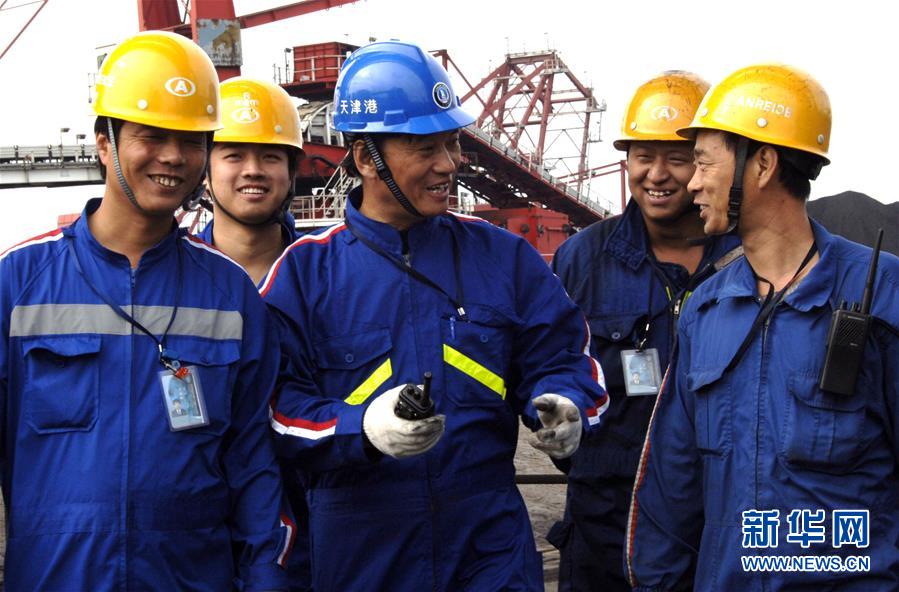 (愛國(guó)情 奮斗者·圖文互動(dòng))(3)錨定無悔奮進(jìn)的航向——記港口創(chuàng)新路上的“藍(lán)領(lǐng)專家”孔祥瑞