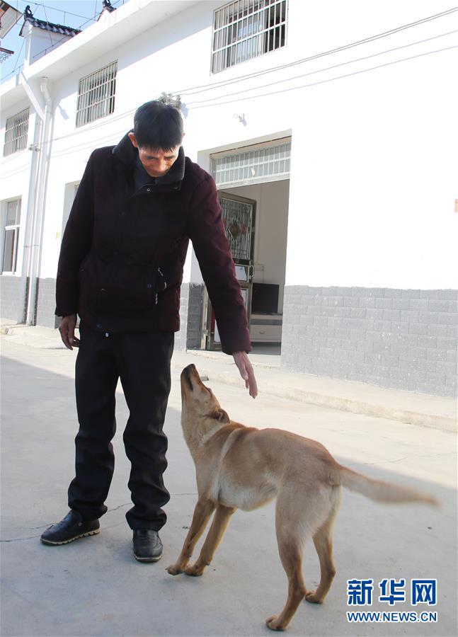 （四中全會(huì)精神在基層&middot;圖文互動(dòng)）（1）記者手記：兩腳沾地，深切感悟什么叫&ldquo;以人民為中心&rdquo;