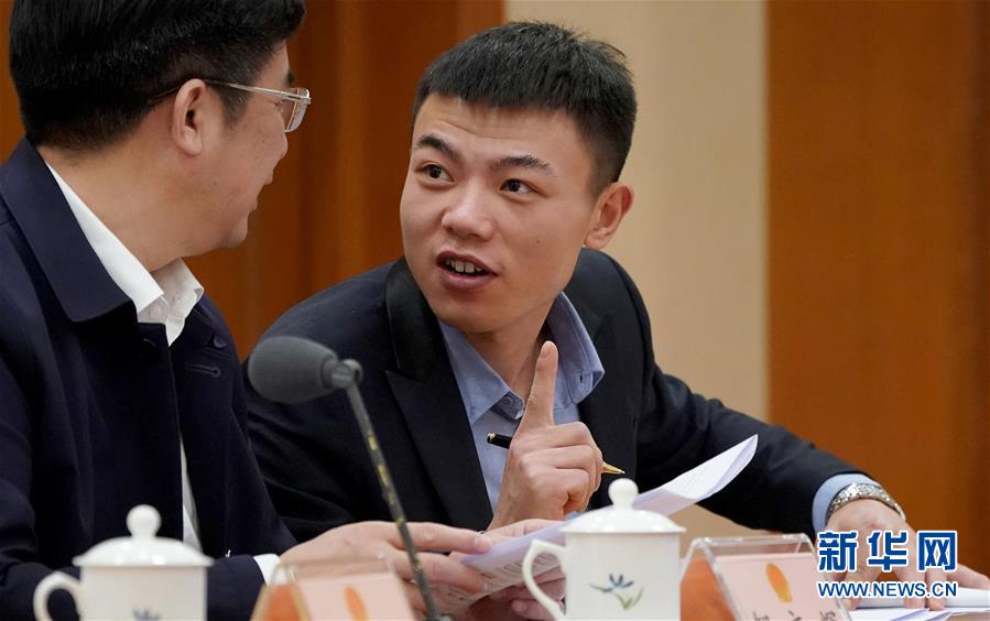 （新華全媒頭條&middot;兩會(huì)特別報(bào)道&middot;圖文互動(dòng)）（6）向著夢(mèng)想的接力&mdash;&mdash;&ldquo;90歲&rdquo;與&ldquo;95后&rdquo;代表的&ldquo;對(duì)話&rdquo;